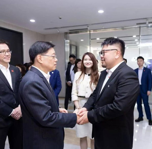 可盈配资 香港特区行政长官李家超率团访问浙江，莅临强脑科技考察调研