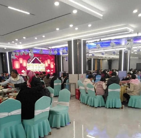 高忆管理 宝宝命丧满月宴，医生揭开死因妈妈怒扇爷爷耳光，亲戚朋友：活该