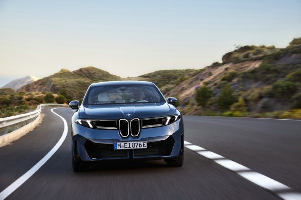 中联亿配 宝马也变了！ 新世代BMW iX3明年在华量产